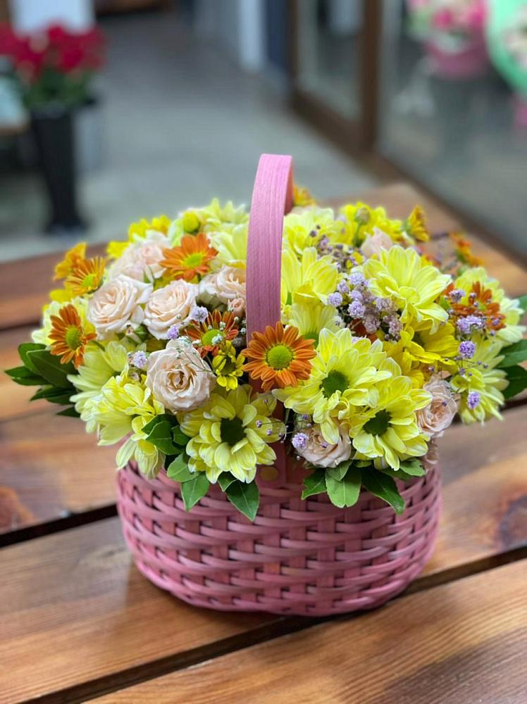Цветочная композиция из Хризантемы и Розы в корзине в Шиткино