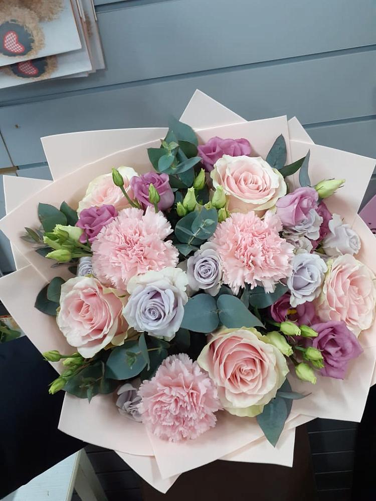 Букет цветов из: Розы, Гвоздики и Лизиантусы в Шиткино