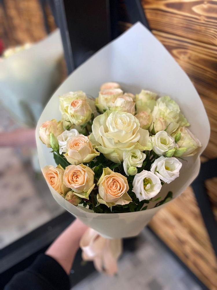 Букет цветов из: Розы и Лизиантусы в Шиткино